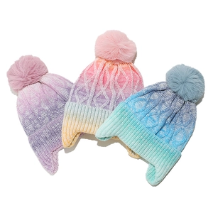 Winter Strickmützen mit Farbverlauf, flauschigem Bommel und Ohrenschutz für Kinder