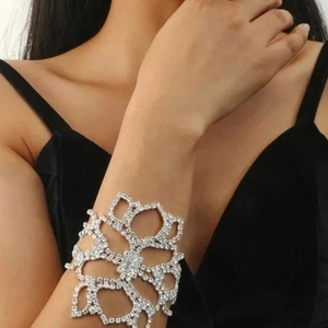 Fashion Hollow Flower Rhinestone Cuff Bracelet For Women Gold Silver Plated Alloy Jewelry Sparkling Armband Accessory