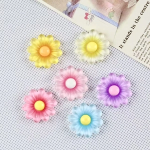 Breloques marguerites en résine colorée pour accessoires DIY en six couleurs vives
