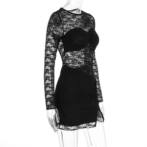 Details des manches en dentelle florale et de la texture froncee de cette robe noire