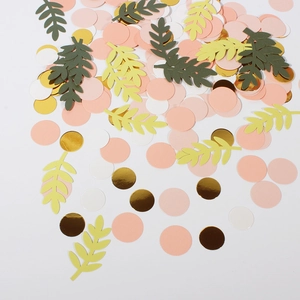 Nahaufnahme von pinkfarbenem, weißem und goldenem Party-Konfetti mit Papiermotiven
