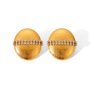 Detail of 18K gold stainless steel earrings with hammer texture and sparkling rhinestones