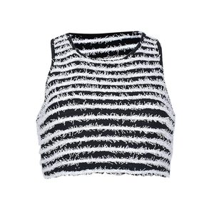 Λεπτομέρεια από ριγέ crop top με τρισδιάστατη υφή από φτερωτά κρόσσια σε λευκό και μαύρο