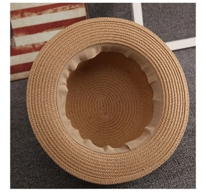 Dettaglio del cappello di paglia con fascia interna e trama intrecciata finissima