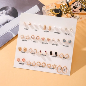 20-Paar goldene Ohrstecker-Set mit Perlen, Kristallen und geometrischen Designs auf Displaykarte