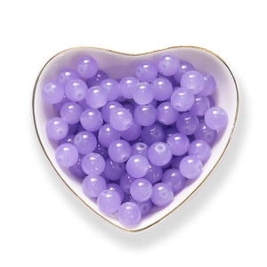 Perle tonde in vetro viola traslucido per gioielli fai-da-te in un piatto a cuore