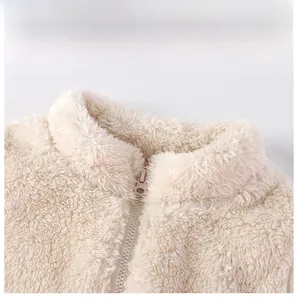 Dettaglio di un caldo collo alto con cerniera coordinata su un gilet di peluche morbido