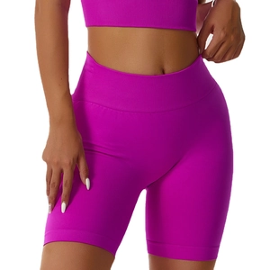 Ensemble de yoga pour femmes en maille côtelée avec short cycliste et brassière de sport