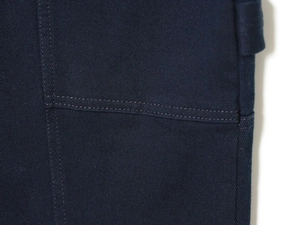 Vista macro dettagliata delle cuciture in tessuto twill blu scuro e passante per cintura