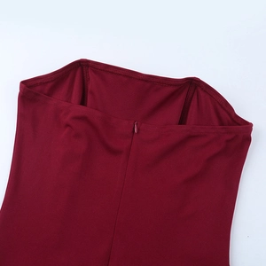 Détail de la fermeture éclair invisible au dos de cette robe de soirée en satin bordeaux