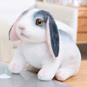 Détail de la peluche lapin à oreilles tombantes en fausse fourrure blanche et bleu-gris
