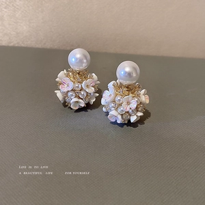 Boucles d'oreilles vintage en argent avec fleurs de perles et accents dorés