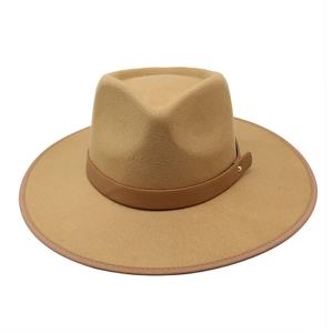 Dettaglio del cappello fedora in feltro cammello con cinturino in pelle e fibbia dorata