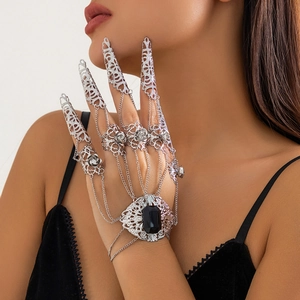 Dettaglio del bracciale ad anello gotico argento con motivi floreali e gemma nera