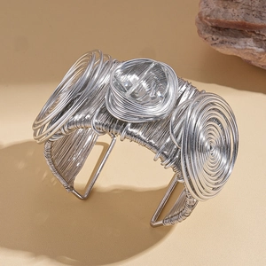 Bracelet manchette multicouche en fil argenté avec cristal central et textures spirales