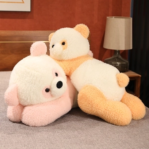 Vue détaillée de peluches d'ours empilées en tissu sherpa doux rose et orange pastel