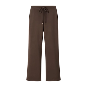 Pantalon évasé marron foncé à jambes larges avec cordon de serrage sur fond blanc