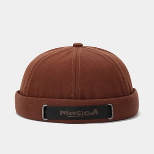 Détail du bonnet docker en toile fauve avec ruban noir et lettrage MasicM élégant