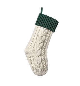 Dettaglio calza di Natale in maglia a trecce panna con bordo e gancio verde scuro