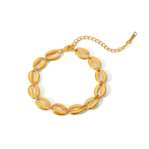 Detail of 18K gold-plated stainless steel shell bracelet with lobster clasp and extension