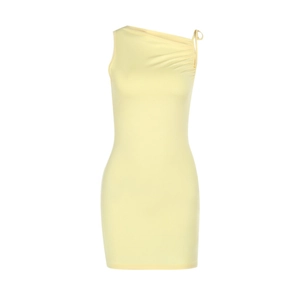 Detailansicht des One-Shoulder-Ausschnitts und der Raffung an diesem hellgelben Bodycon-Kleid