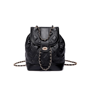 Mochila clásica de cuero acolchado negro con tirantes de cadena dorada sobre blanco