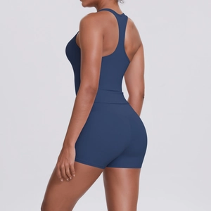 Détail de l'ensemble de sport bleu marine avec débardeur dos nageur et short taille haute