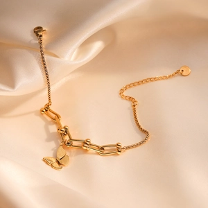 Bracelet pendentif papillon plaqué or 18 carats avec maillons en U sur fond de soie