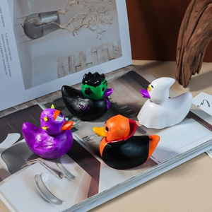 Set van vier Halloween eendjes met zombie, spook, demoon en vampier personages