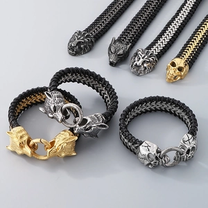 Detailansicht von geflochtenen Lederarmbändern mit Löwen-, Wolf- und Totenkopf-Verschluss