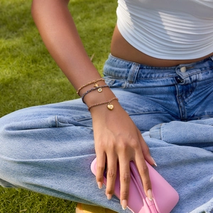 Bracelet triple rang en corde tressée et chaîne dorée avec breloques abeille et cœur