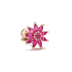 Makroansicht der roségoldenen Blumenohrringe mit magentafarbenen Zirkon-Blütenblättern