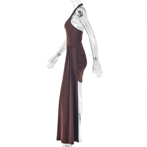 Détail d'une robe moulante marron avec ourlet asymétrique et design à lacets chic