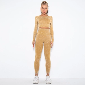 Nahaufnahme des nahtlosen Acid-Wash-Stoffs bei senfgelben Yoga-Leggings und Oberteil