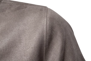 Gros plan sur l'épaule d'une veste en daim gris avec coutures précises et col montant