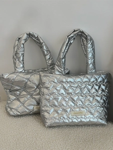 Borsa tote trapuntata argento con ricamo a cuore e finitura metallica stile Y2K
