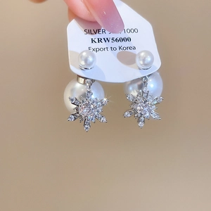 Detail von 925 Silber Schneeflocken-Ohrringen mit Zirkonia und abnehmbarer Perle