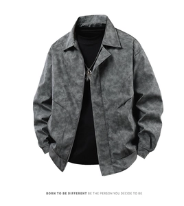 Dettagli della giacca grigio scuro in finta pelle scamosciata con texture vintage e zip