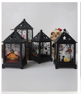 Vista detallada de linternas decorativas negras de Halloween con diseños espeluznantes.