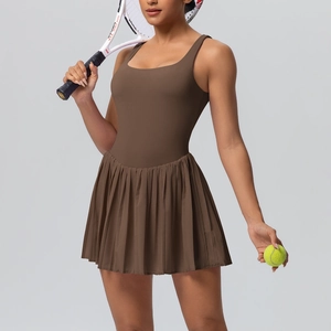 Détail de la robe de tennis plissée marron foncé avec décolleté carré et short intégré