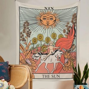 Böhmischer Wandteppich mit Sonnen-Tarot-Motiv an einer weißen Wand im gemütlichen Raum