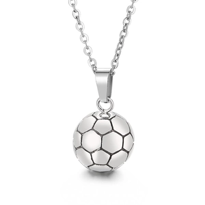 Poliertes Edelstahl Fußball Anhänger Halskette mit feiner Kette auf weißem Hintergrund
