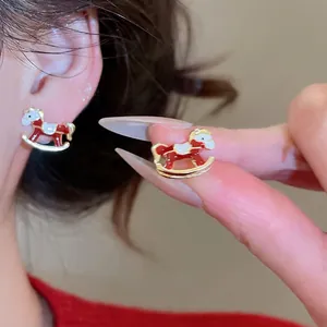 Charmantes boucles d'oreilles cheval à bascule en émail rouge et blanc et bord doré