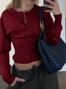 Gilet en maille bordeaux pour femme coupe ajustée avec manches longues et boutons