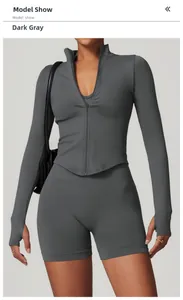 Détail de la veste de yoga gris foncé avec col montant et passants pour pouces