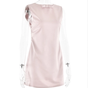 Detalle de vestido mini rosa sin mangas con un lazo delicado en el escote del vestido