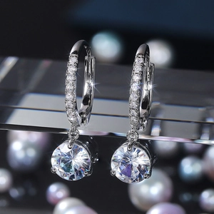 Macro di orecchini a goccia in argento con zirconi a taglio brillante e pavé di cristalli