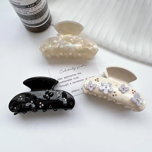 Détails des pinces à cheveux en acétate avec fleurs et strass en noir, crème et perle