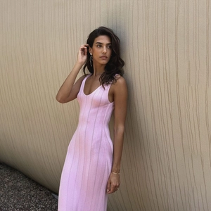 Texture détaillée de la robe en tricot rose sans manches avec motif de côtes verticales