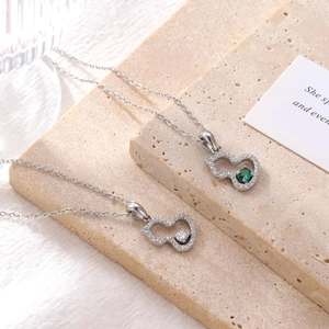 Pendentifs gourde avec émeraude et zircon sur chaînes argentées sur pierres